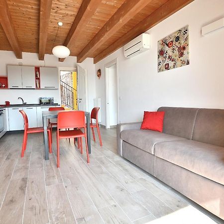 Red Apartment In Marciaga Di Costermano Exterior photo