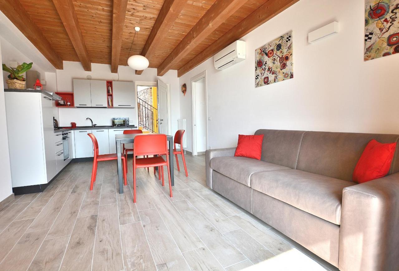 Red Apartment In Marciaga Di Costermano Exterior photo
