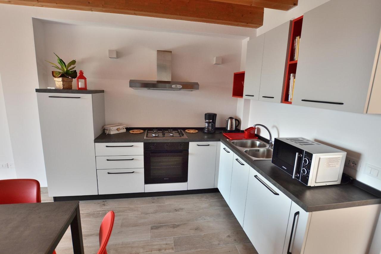 Red Apartment In Marciaga Di Costermano Exterior photo