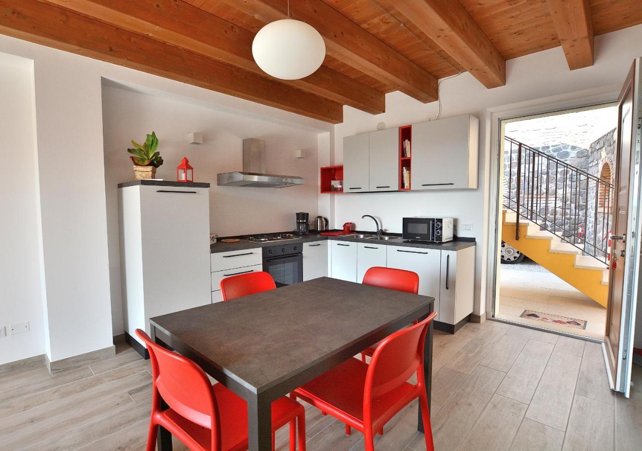Red Apartment In Marciaga Di Costermano Exterior photo