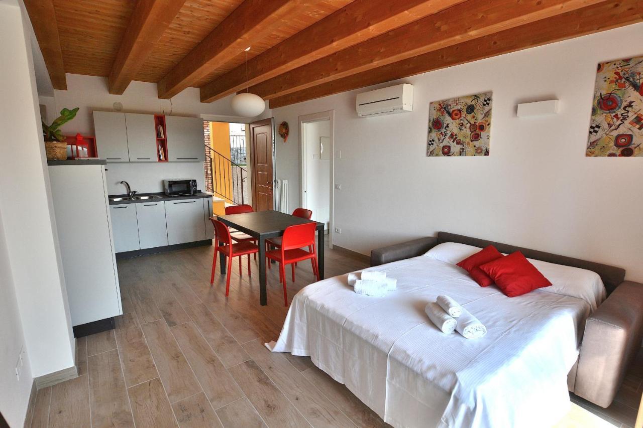 Red Apartment In Marciaga Di Costermano Exterior photo