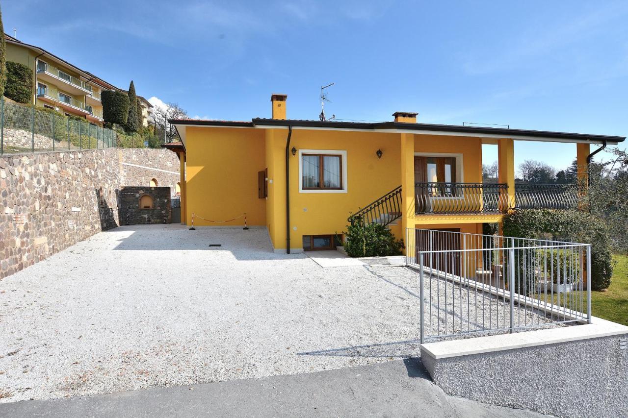 Red Apartment In Marciaga Di Costermano Exterior photo